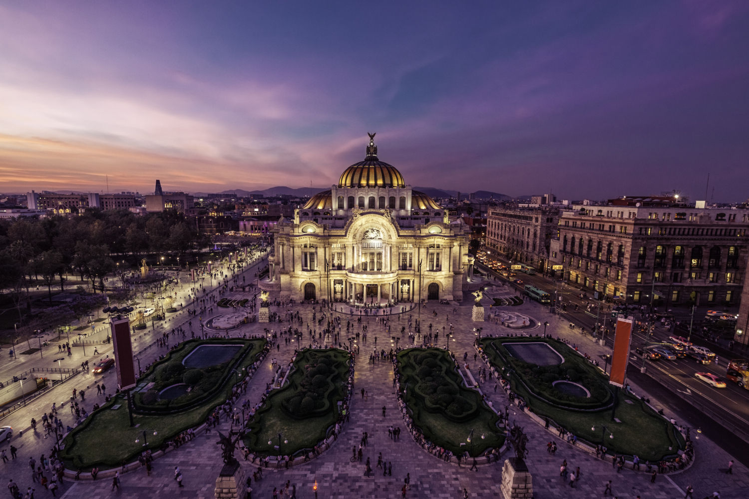 CIUDAD DE MÉXICO. La urbe rebosa vitalidad. La catedral metropolitana, el palacio de las Bellas Artes, el Museo Nacional de Antropología, la torre Latinoamericana o el bosque de Chapultepec son visitas obligadas para quien viaja hasta la capital