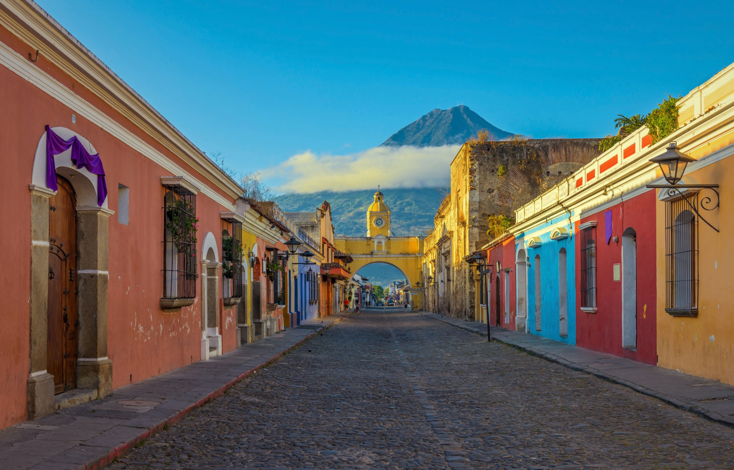ANTIGUA. La que en su día fuera capital de Guatemala es una ciudad colonial fundada en 1524 rodeada de volcanes. Patrimonio de la humanidad desde 1979, conserva innumerables iglesias, palacios y viviendas, joyas del barroco español