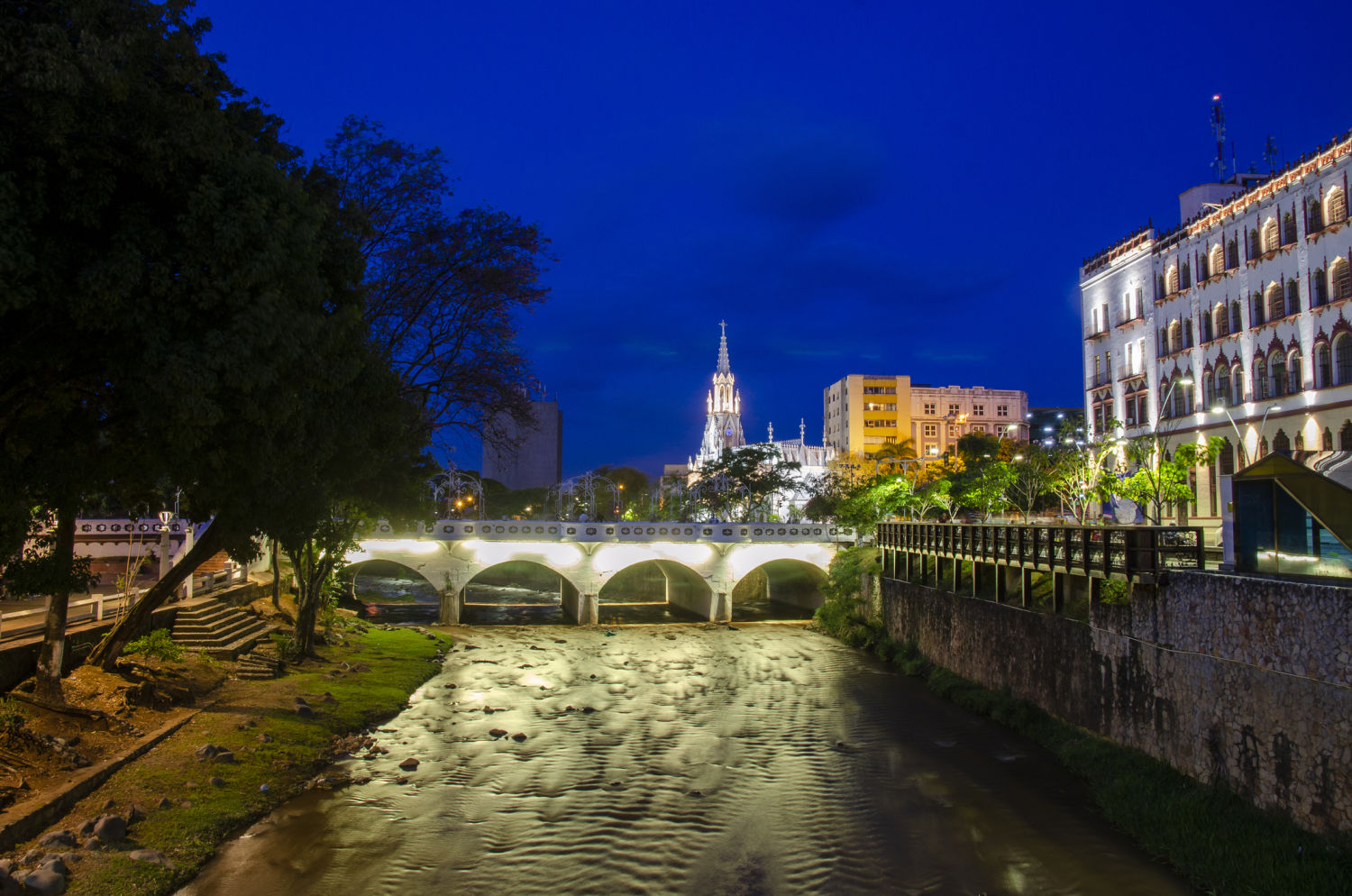 CALI. A la sombra de Bogotá, Medellín o San Cristóbal de las Casas, mucho más conocidas por los turistas, Cali sorprende a cuantos la descubren. La capital colombiana de la salsa tiene de todo: arquitectura, gastronomía, cultura y un envidiable entorno