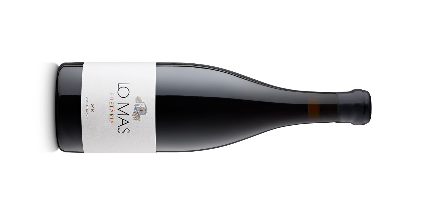 Lo Mas 2019 de Edetària DO TERRA ALTA 90 euros: Vino elaborado a partir de garnacha peluda (55%) y cariñena de viñedos propios plantados hace más de 60 años. Un Terra Alta del máximo nivel que exhibe mediterraneidad (notas a romero), punta de lápiz y una muy buena acidez. Fresco y algo eléctrico.