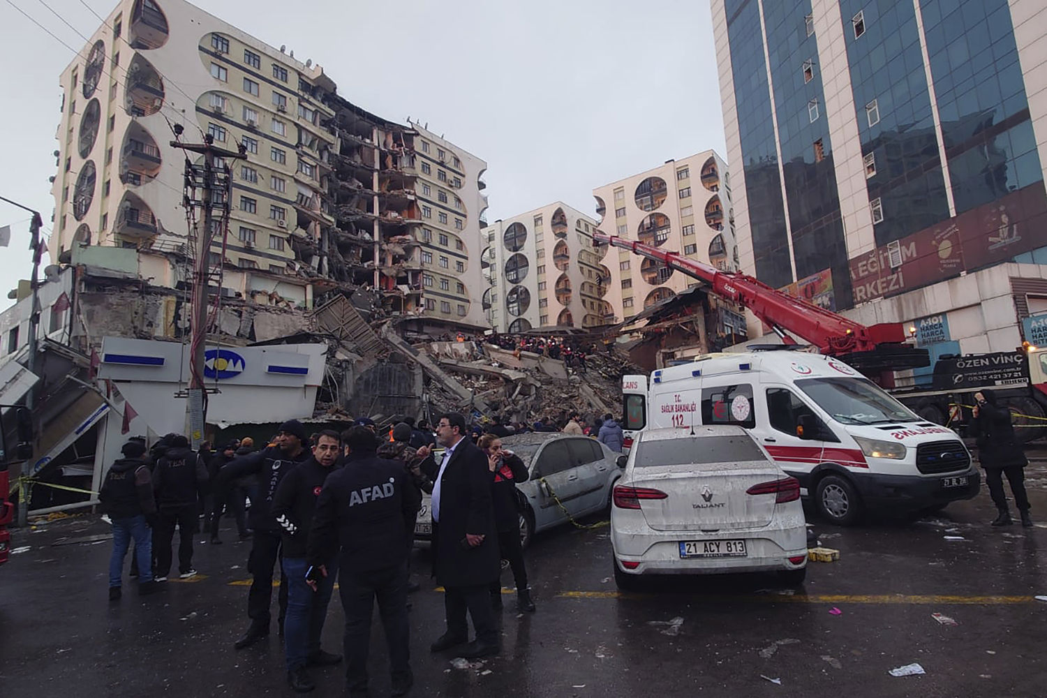Los equipos de rescate intentan llegar a los residentes atrapados en un edificio derrumbado tras el terremoto en Diyarbakir, sureste de Turquía