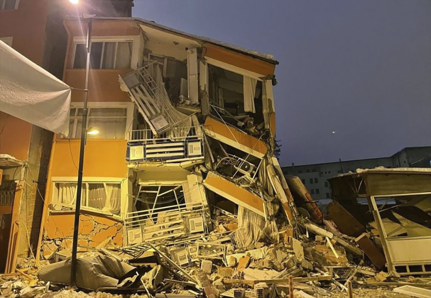 Un edificio derrumbado tras de un terremoto en Pazarcik, en la provincia de Kahramanmaras, al sur de Turquía,