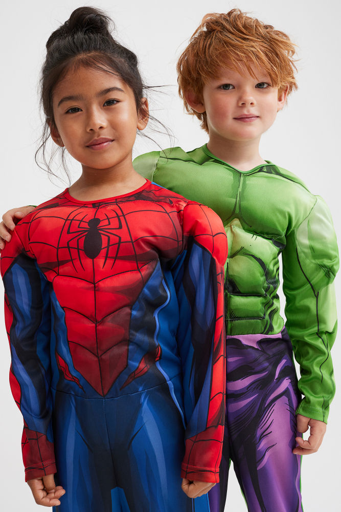 Disfraz de punto con estampado y aplicaciones acolchadas. Abertura con cierre autoadherente en la espalda. Máscara en gomaespuma para completar el look de superhéroe. Disfraz Azul/Spiderman de H&M 29,99€. Disfraz Verde/Hulk de H&M 29,99€.