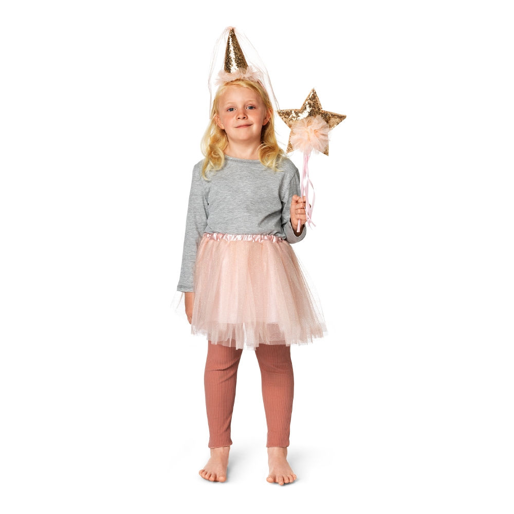 Diviértete y vístete con el precioso disfraz de princesa. El disfraz rosa y dorado contiene una cinta para el pelo, una varita y una falda de tul. El disfraz es de poliéster y plástico y se adapta a las tallas de 3 a 6 años. La diadema mide 12,5 x 11 x 26 cm, la varita mide 40 x 20 x 3 cm y la falda mide 30 cm de largo. Disfraz. 3-6 años 12,00€  de Flying Tiger.