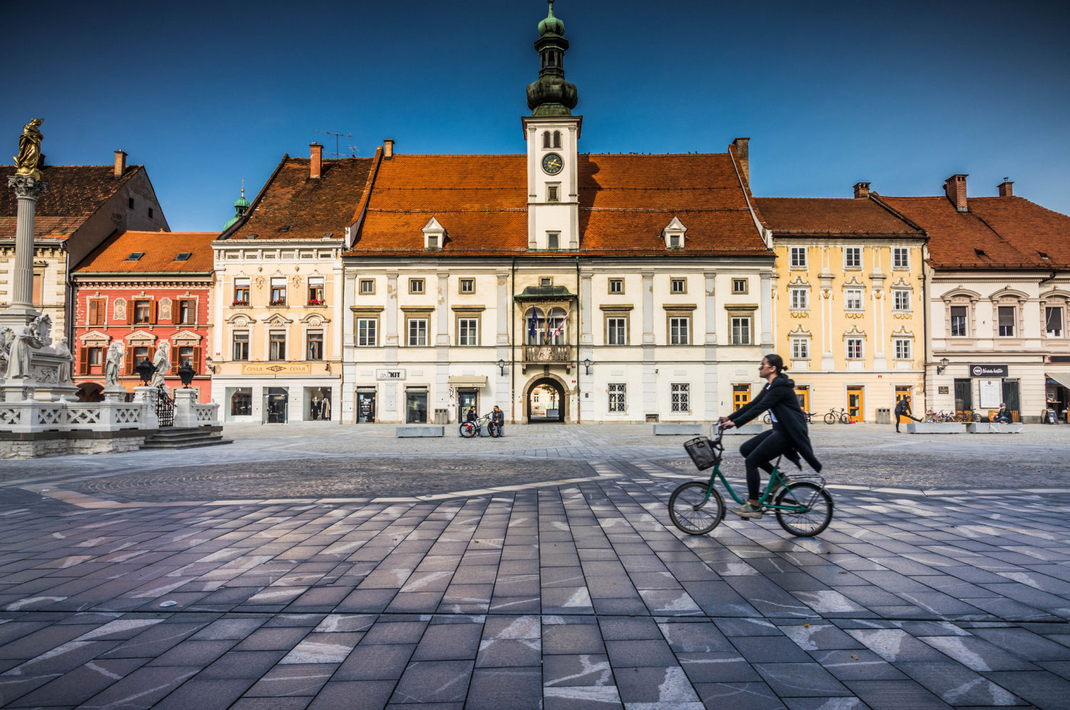 MARIBOR (Eslovenia). Rodeada de un envidiable entorno natural, la localidad, situada en el noreste del país, es conocida por el carácter hospitalario y feliz de sus ciudadanos. Tiene un hermoso casco antiguo medieval con una amplia oferta de actividades