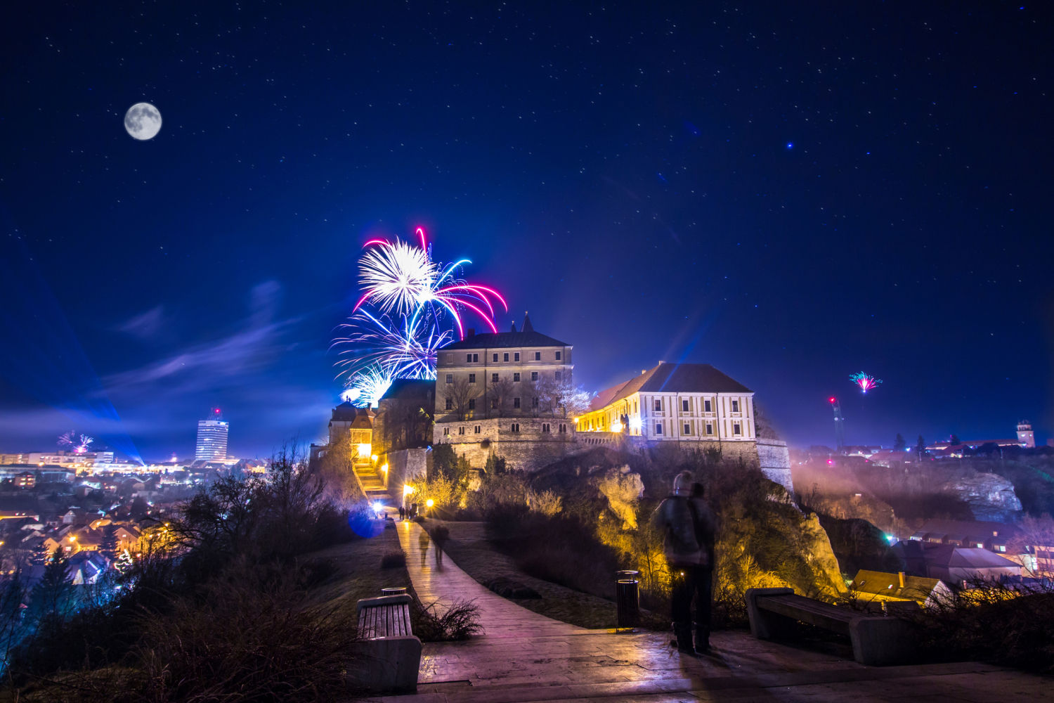 VESZPRÉM (Hungría). La Capital Europea de la Cultura 2023 está encajada en las laderas de las colinas Bakony y la orilla norte del lago Balato. 'La ciudad de las reinas’ dispone de una gran oferta gastronómica y musical, con numerosos festivales