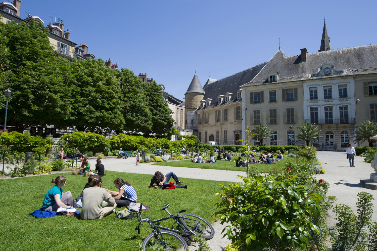 GRENOBLE (Francia). La capital de los Alpes es un lugar ideal para quienes desean una estancia urbana y natural, tanto en invierno como en verano. Cuenta con 450 km de carriles bici y es, además, uno de los mejores destinos de arte callejero de Europa