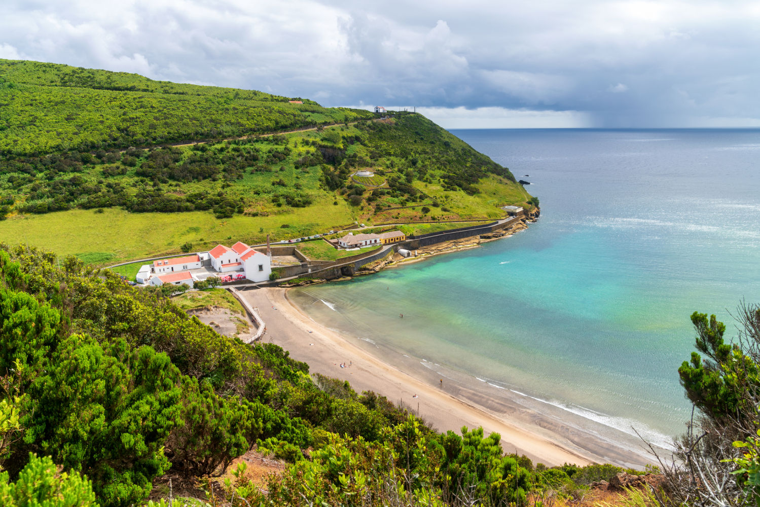 FAIAL (Portugal). Paisajes extensos, naturaleza salvaje, formaciones geológicas icónicas frente a un mar azul… así es Faial, una de las islas de las Azores. Situada a más de 2.000 km del Viejo Continente es un destino eco-responsable de primer orden