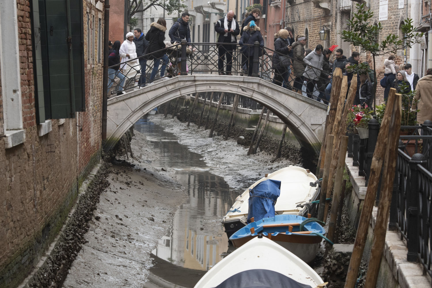 Botes atracados a lo largo de un canal seco durante una marea baja en Venecia, Italia, el martes 21 de febrero de 2023. Algunos de los canales secundarios de Venecia prácticamente se han secado últimamente debido a un período prolongado de mareas bajas vinculado a un sistema climático persistente de alta presión