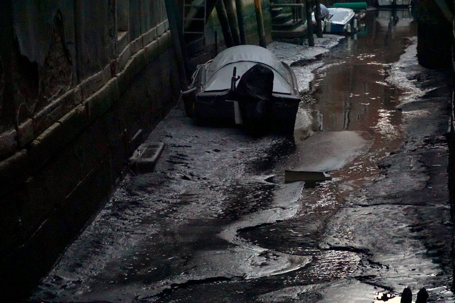 El fondo fangoso emerge del Rio di San Beneto en el distrito de San Marco, debido a la excepcional bajamar que registró 70 centímetros bajo el nivel del mar, en Venecia, Italia, el 20 de febrero de 2023