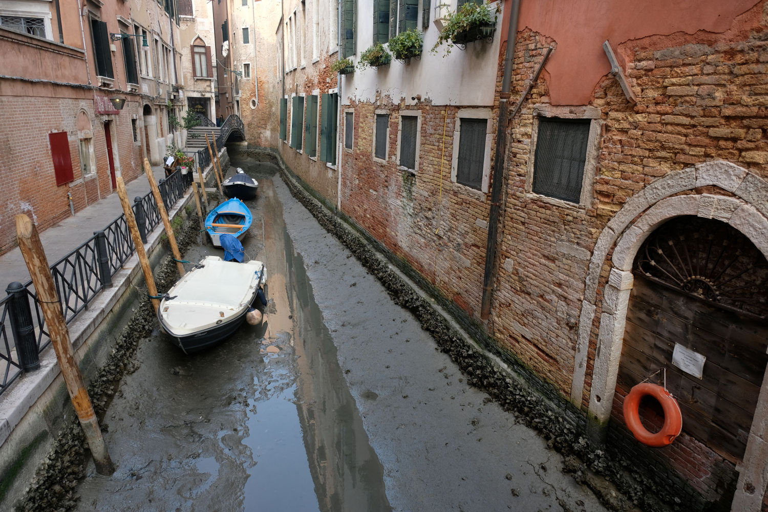 Los barcos se muestran en un canal durante una marea baja severa en la ciudad laguna de Venecia, Italia, 17 de febrero