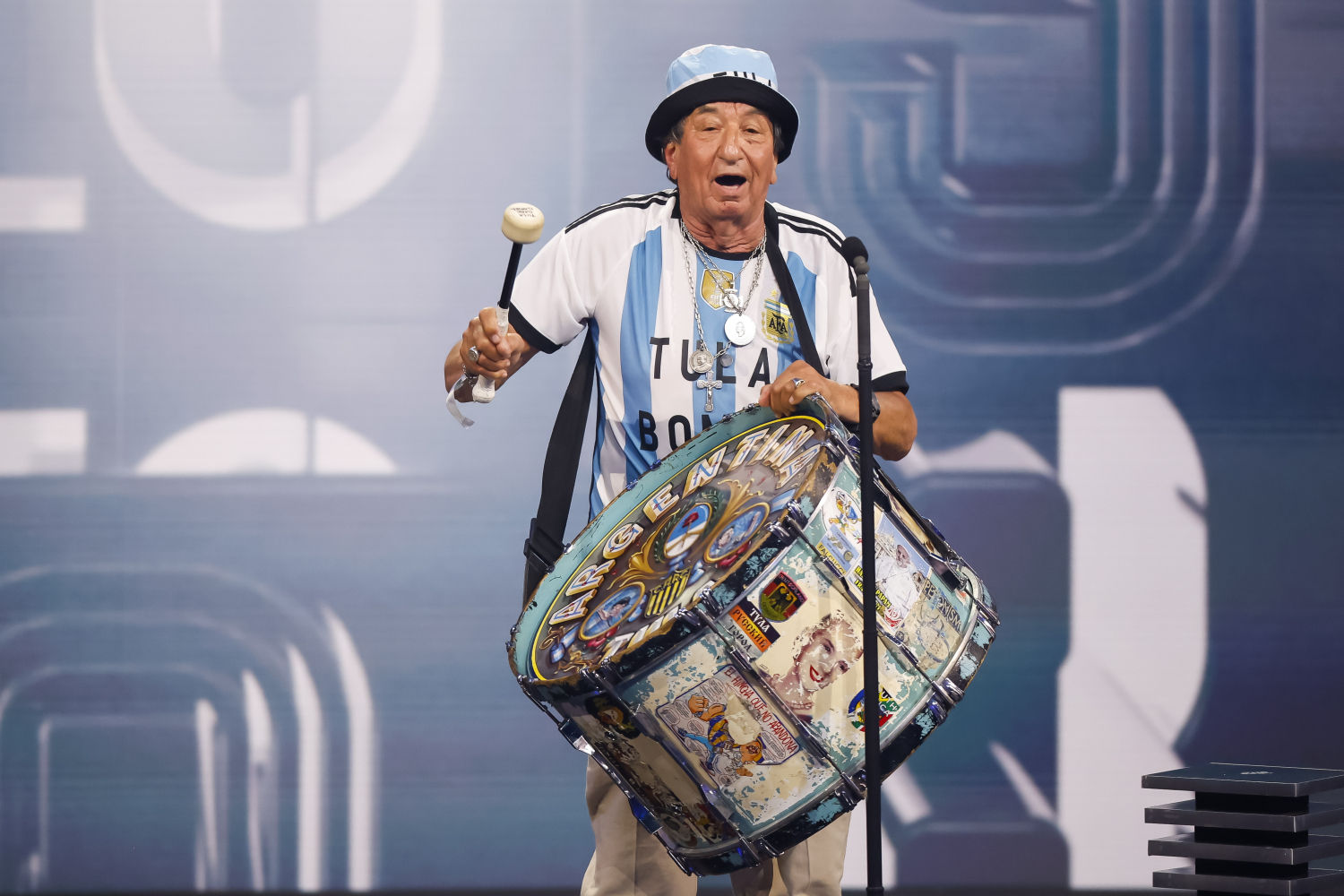 Paris (France), 27/02/2023.- Carlos Tula speaks on stage as he receives the Best FIFA Fan Award on behalf of Argentina, during the The Best FIFA Football Awards 2022 ceremony in Paris, France, 27 February 2023. (Francia) EFE/EPA/YOAN VALAT