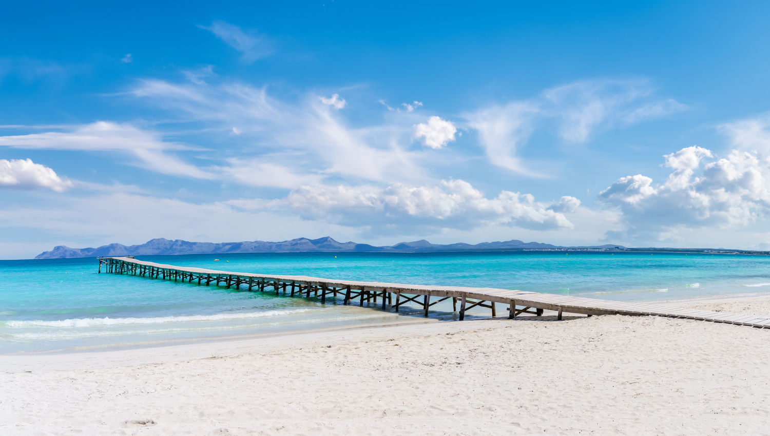 PLAYA DE MURO, Mallorca (Baleares). Sus aguas cristalinas y poco profundas protegidas del oleaje la hacen en ideal para familias. Ocupa un gran arenal del parc natural de s’Albufera y es una de las playas vírgenes mejor conservadas de la bahía de Alcúdia