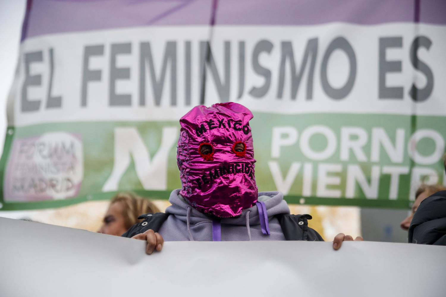 MADRID, 07/03/2023.- Una asistente durante la manifestación organizada por el Movimiento Feminista de Madrid con motivo del Día de la Mujer, este miércoles en Madrid. EFE/ Juan Carlos Hidalgo