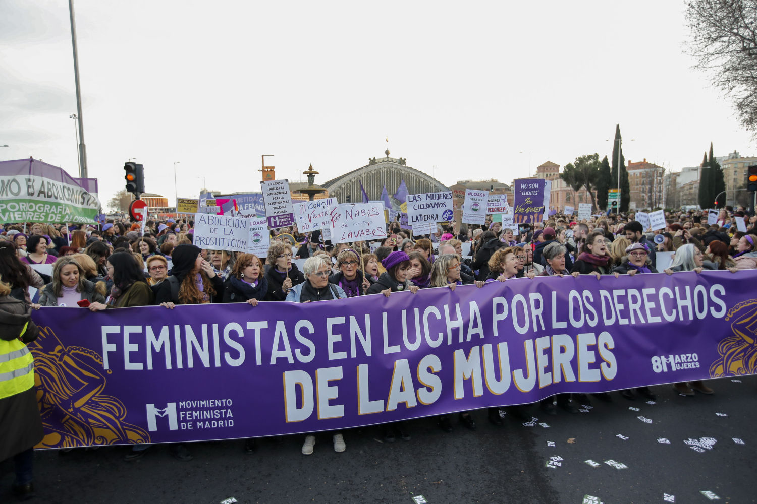 MADRID, 07/03/2023.- Asistentes durante la manifestación organizada por el Movimiento Feminista de Madrid con motivo del Día de la Mujer, este miércoles en Madrid. EFE/ Juan Carlos Hidalgo