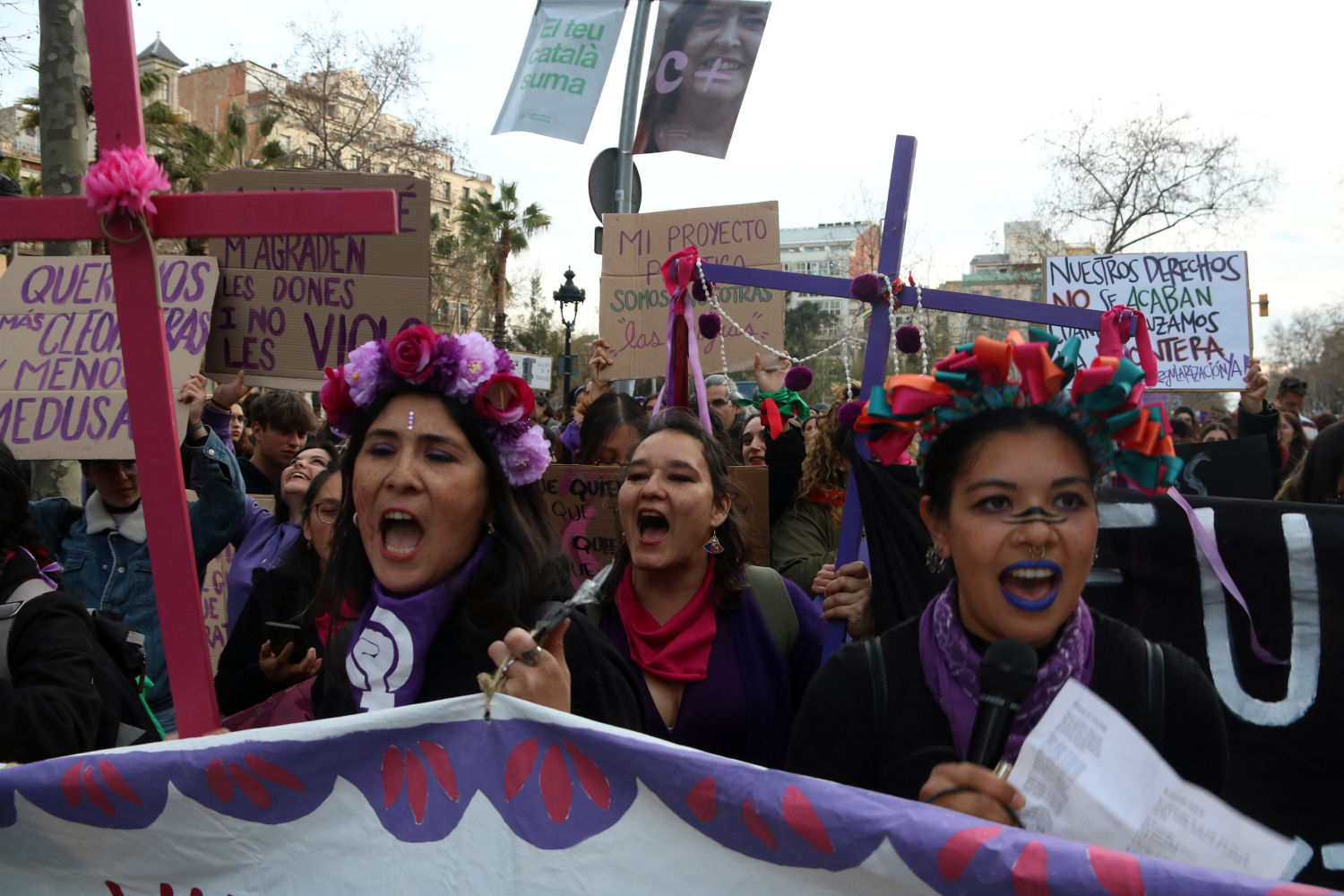 Un grup de manifestants a la marxa feminista del 8-M a Barcelona