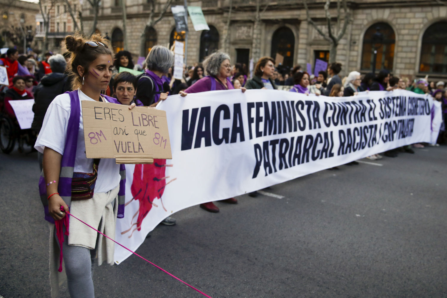 BARCELONA , 08/03/2023.- Cabecera de la manifestación feminista que recorre este miércoles las calles de Barcelona con motivo del Día Internacional de la Mujer. EFE/ Toni Albir