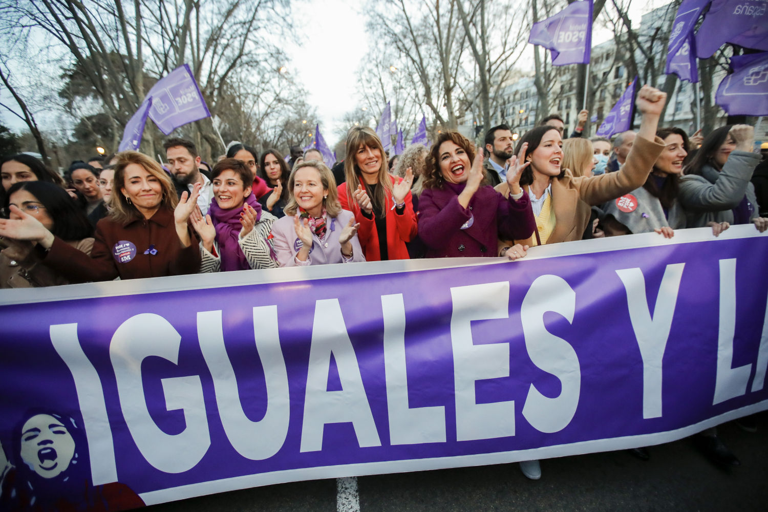 Las ministras de Sanidad, Carolina Darias (i); de Transportes, Movilidad y Agenda Urbana, Raquel Sánchez (2i); de Política Territorial y portavoz del Gobierno, Isabel Rodríguez (3i); de Asuntos Económicos y vicepresidenta primera, Nadia Calviño (4i); Begoña Gómez (c), esposa del presidente de Gobierno, Pedro Sánchez; la ministra de Hacienda y Función Pública, María Jesús Montero (4d); de Justicia, Pilar LLop (2d), y de Industria, Comercio y Turismo, Reyes Maroto (d), asisten a la manifestación organizada por el Movimiento Feminista de Madrid con motivo del Día de la Mujer, este miércoles en Madrid.