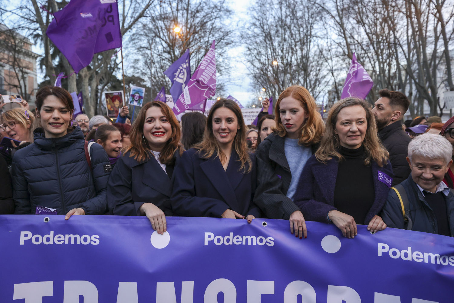 La coportavoz de Unidad Podemos, Isabel Serra; la secretaria de Estado de Igualdad, Ángela Rodríguez; la ministra de Igualdad, Irene Montero; la secretaria de Estado para la Agenda 2030, Lilith Vestrynge, y la delegada del Gobierno contra la Violencia de Género, Victoria Rosell, asisten a la manifestación organizada por la Comisión 8M en Madrid