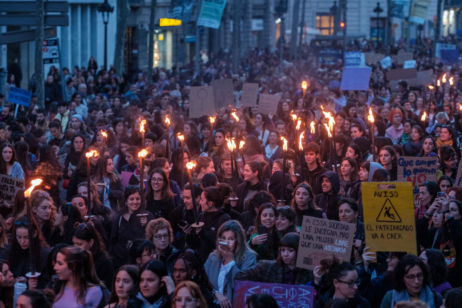 Marcha de antorchas en la manifestación feminista de Barcelona