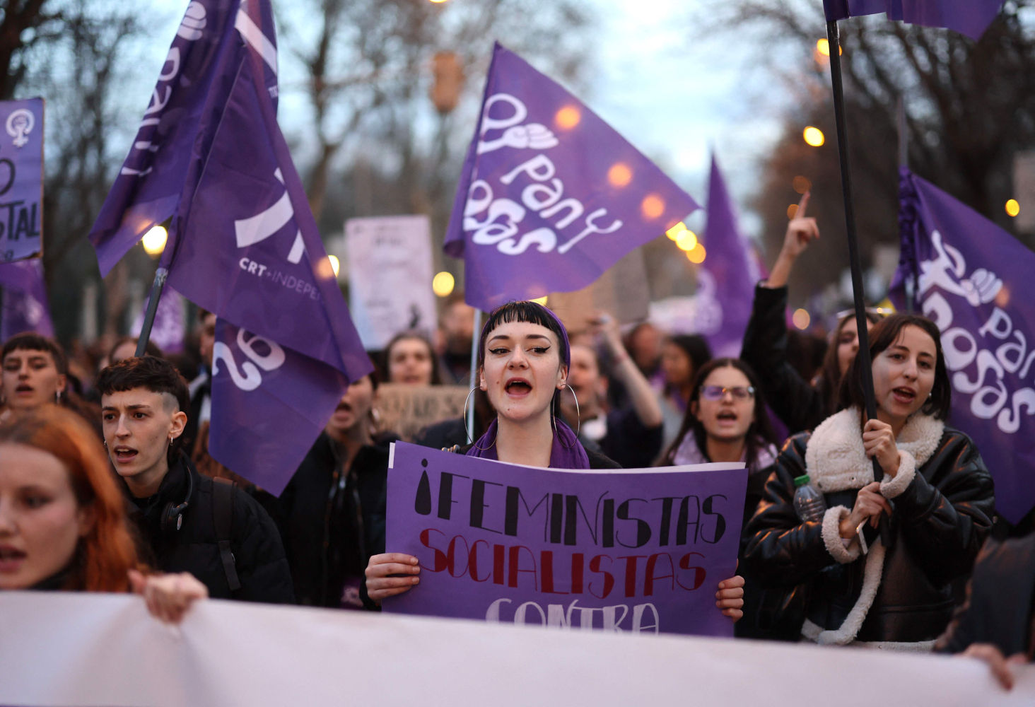 Las mujeres sostienen pancartas y gritan consignas durante una manifestación con motivo del Día Internacional de la Mujer en Madrid