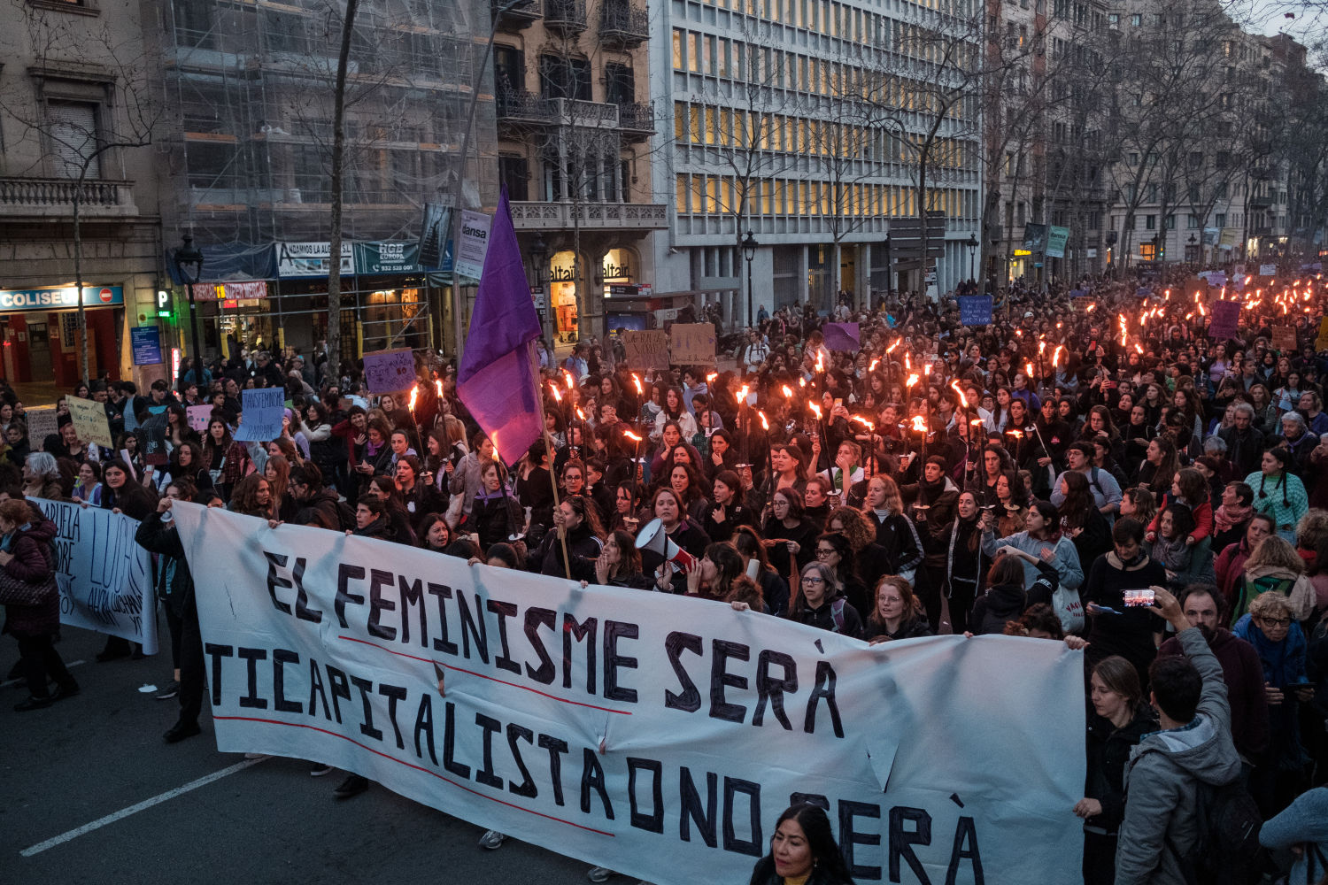 Movilización con antorchas en la manifestación de Barcelona