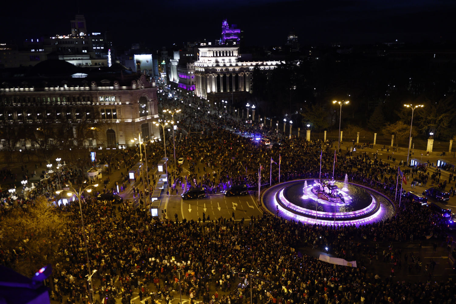 Cientos de personas asisten a la manifestación organizada por la Comisión 8M con motivo del Día de la Mujer, este miércoles a su paso por Cibeles en Madrid.
