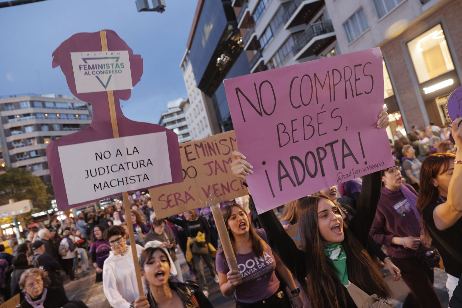 Un momento de la manifestación convocada por el Movimiento Feminista de Valencia que ha recorrido este miércoles las calles de la capital valenciana con motivo de la celebración del Día Internacional de la Mujer.