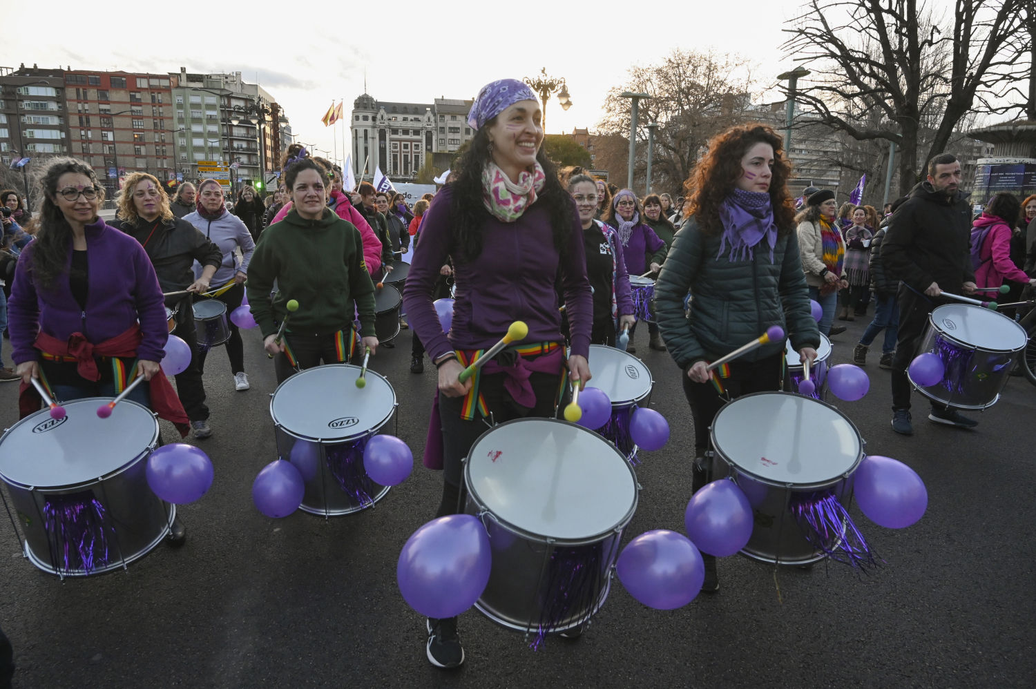 Un grupo de percusionistas participa en la manifestación que este miércoles recorre las calles de León con motivo del Día Internacional de la Mujer.