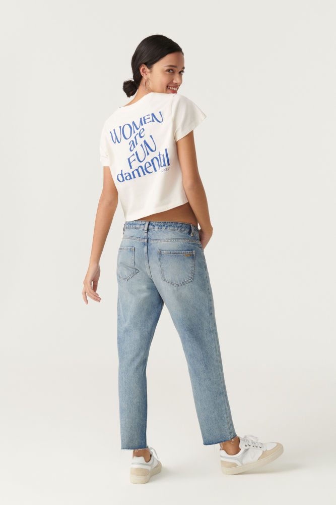 Fundada por dos mujeres, la parisina Ba&sh consagra toda la feminidad de su esencia en una colección cápsula que llegó a los escaparates el reivindicativo mes de marzo. Alrededor del lema “Women are FUNdamental” Ba&sh diseña una línea que incluye camisetas, sudaderas e incluso platos y tazas