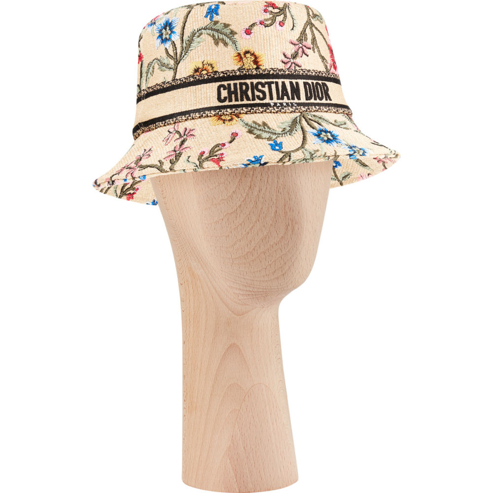 Para la nueva temporada primavera/verano 2023, el sombrero de pescador D-Bobby será máxima tendencia gracias a su aspecto romántico fruto del bordado Dior Petites Fleurs