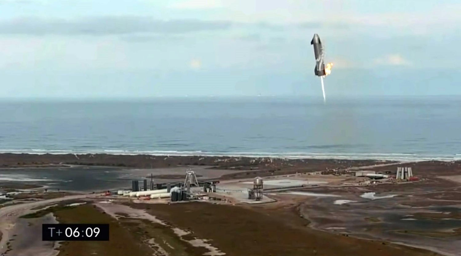 Captura del video de seguimiento de SpaceX donde se muestra al modelo SN10, prototipo Starship de SpaceX mientras va bajando hacia la pista de aterrizaje en Boca Chica, Texas. El prototipo Starship de SpaceX aterrizó el tres de marzo del 2021 con éxito pero acabó estallando poco después de posarse