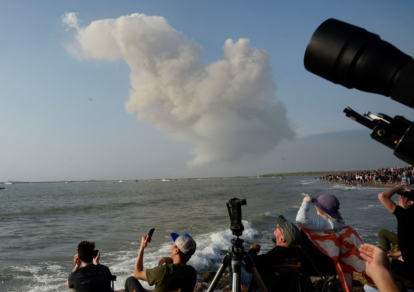 Enormes nubes de humo formadas en el momento que SpaceX Starship se eleva desde la plataforma de lanzamiento Boca Chica de la compañía en la misión de prueba orbital cerca de Brownsville, Texas, EE. UU. 20 de abril de 2023.