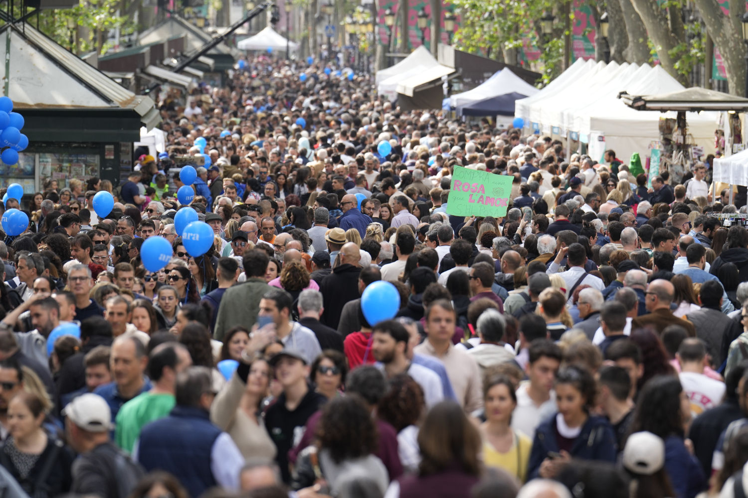 Ambiente en la Rambla en Barcelona durante la Diada de Sant Jordi este domingo