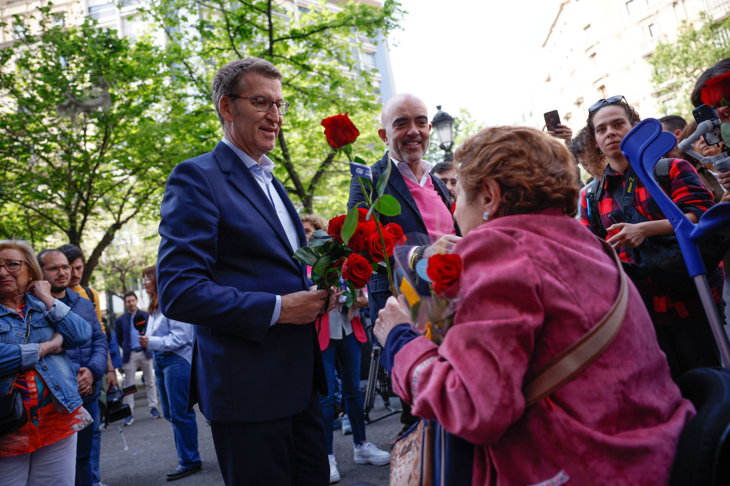 El candidato a la alcaldía de Barcelona por el PP, Daniel Sirera, junto con el líder del Partido Popular, Alberto Núñez Feijóo, reparten rosas en la Rambla de Barcelona