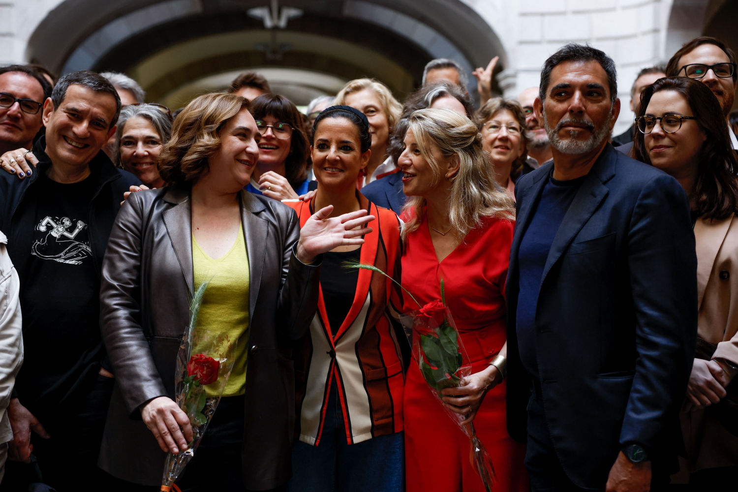 La vicepresidenta del Gobierno y ministra de Trabajo, Yolanda Díaz, junto a la alcaldesa de Barcelona, Ada Colau