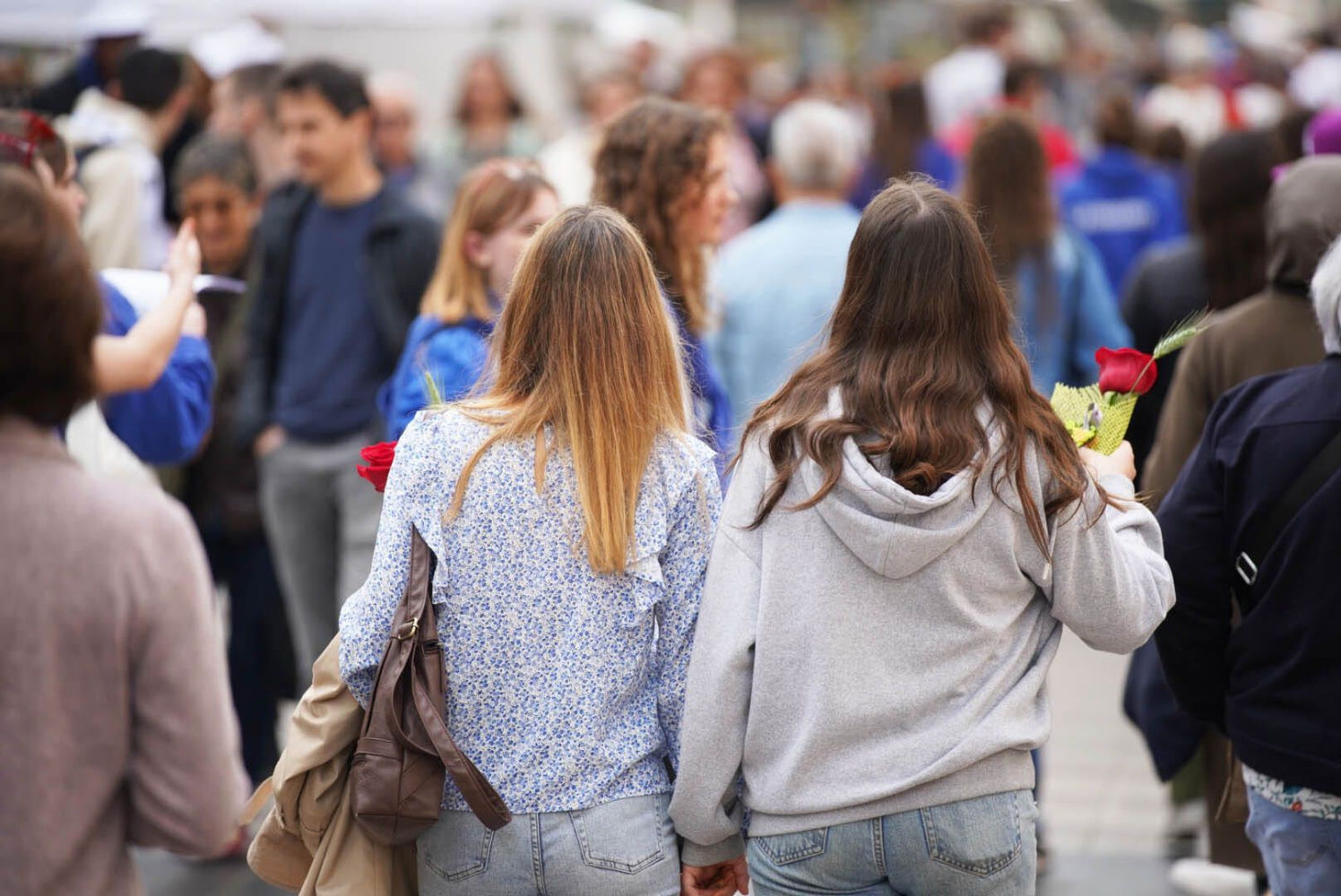 Dos mujeres pasean por Barcelona con una rosa