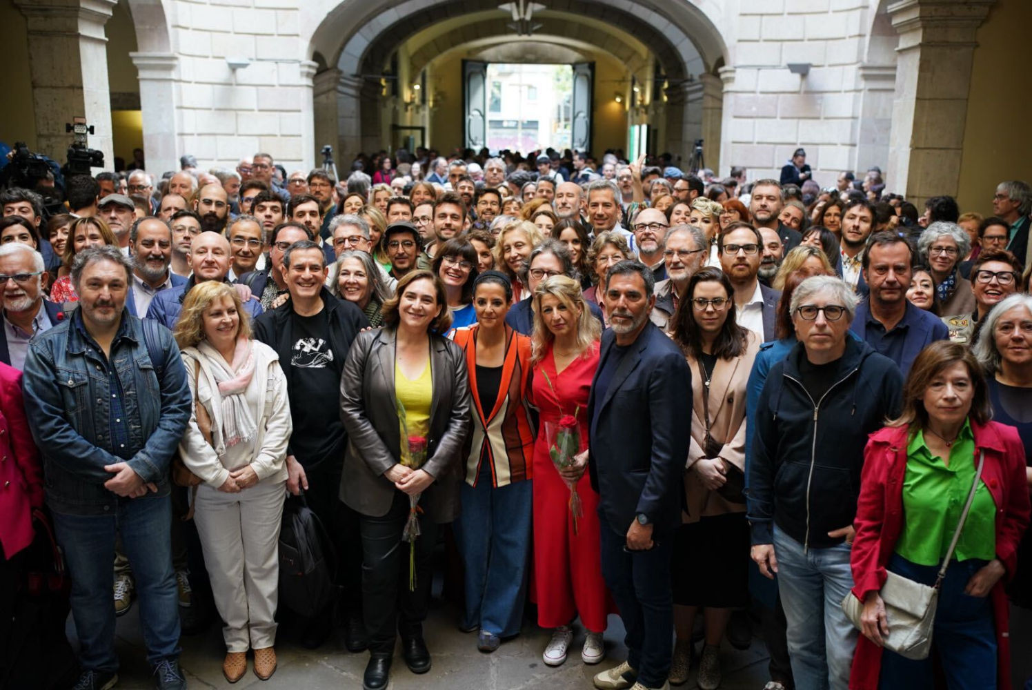 Foto de familia con los 200 autores, editores, libreros y distribuidores, que han participado en el desayuno en el Palau de la Virreina, junto Colau y Díaz