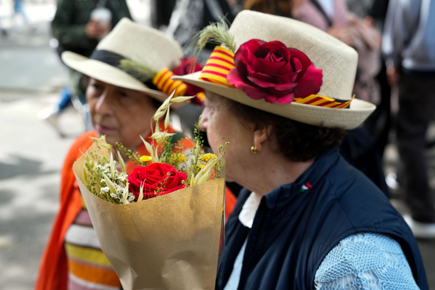 Ambiente en la Rambla durante la Diada de Sant Jordi