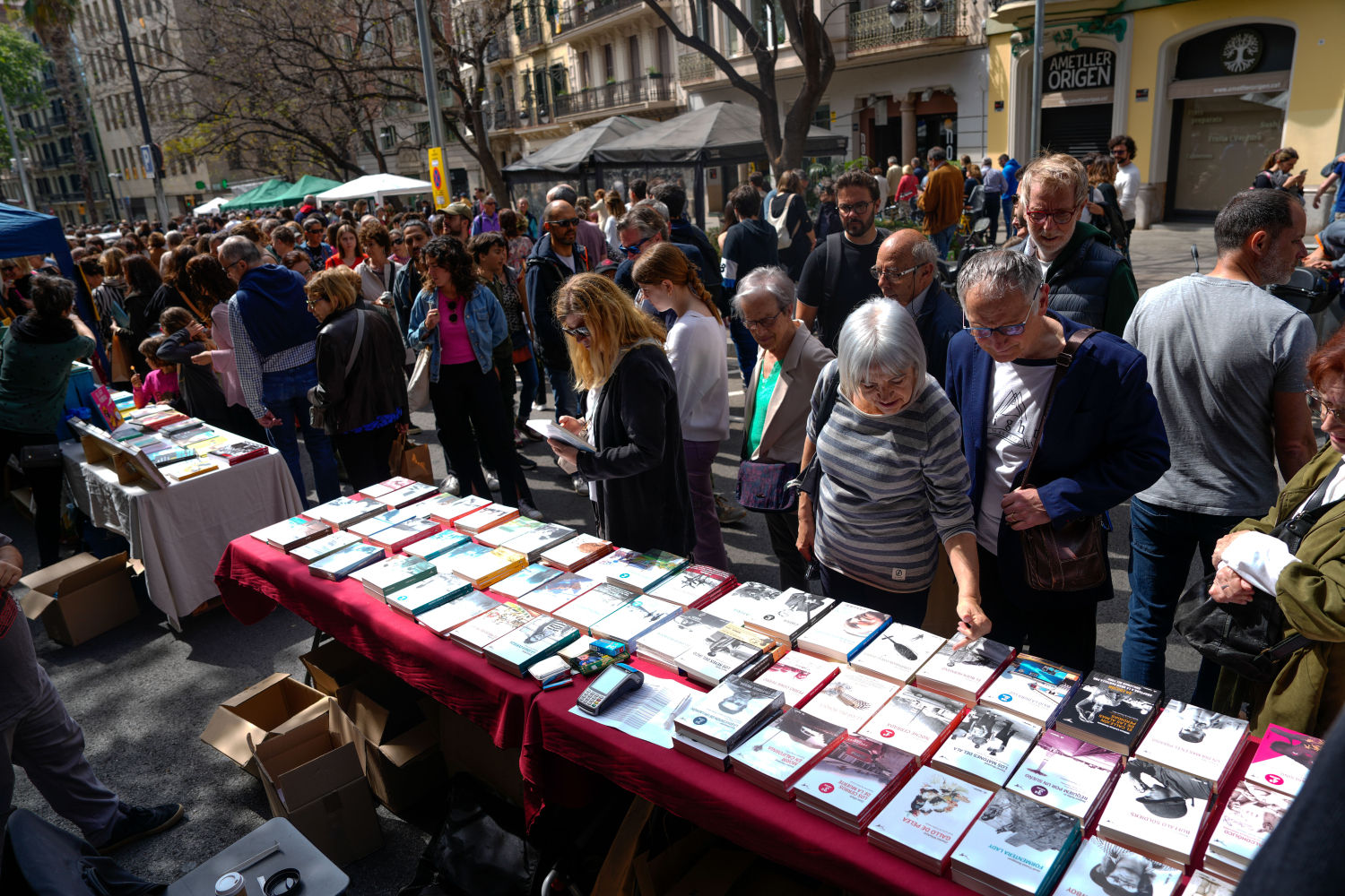 Ambiente en Las Ramblas en Barcelona durante la Diada de Sant Jordi