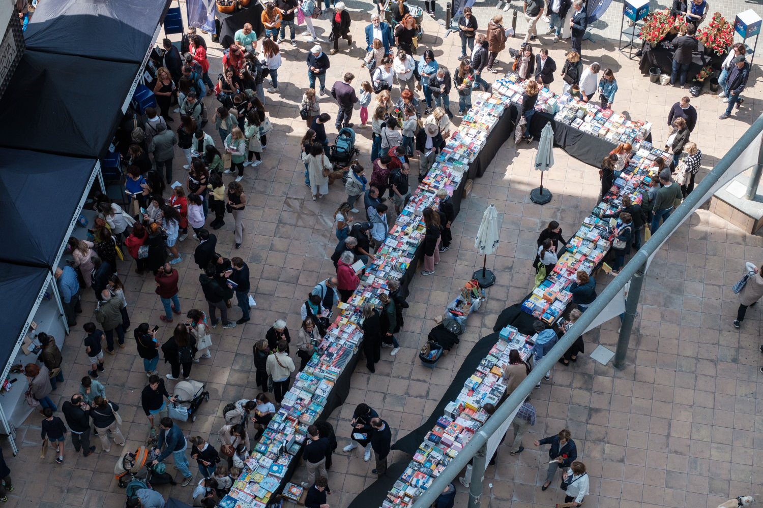 Ambiente en la plazoleta de María Luz Morales