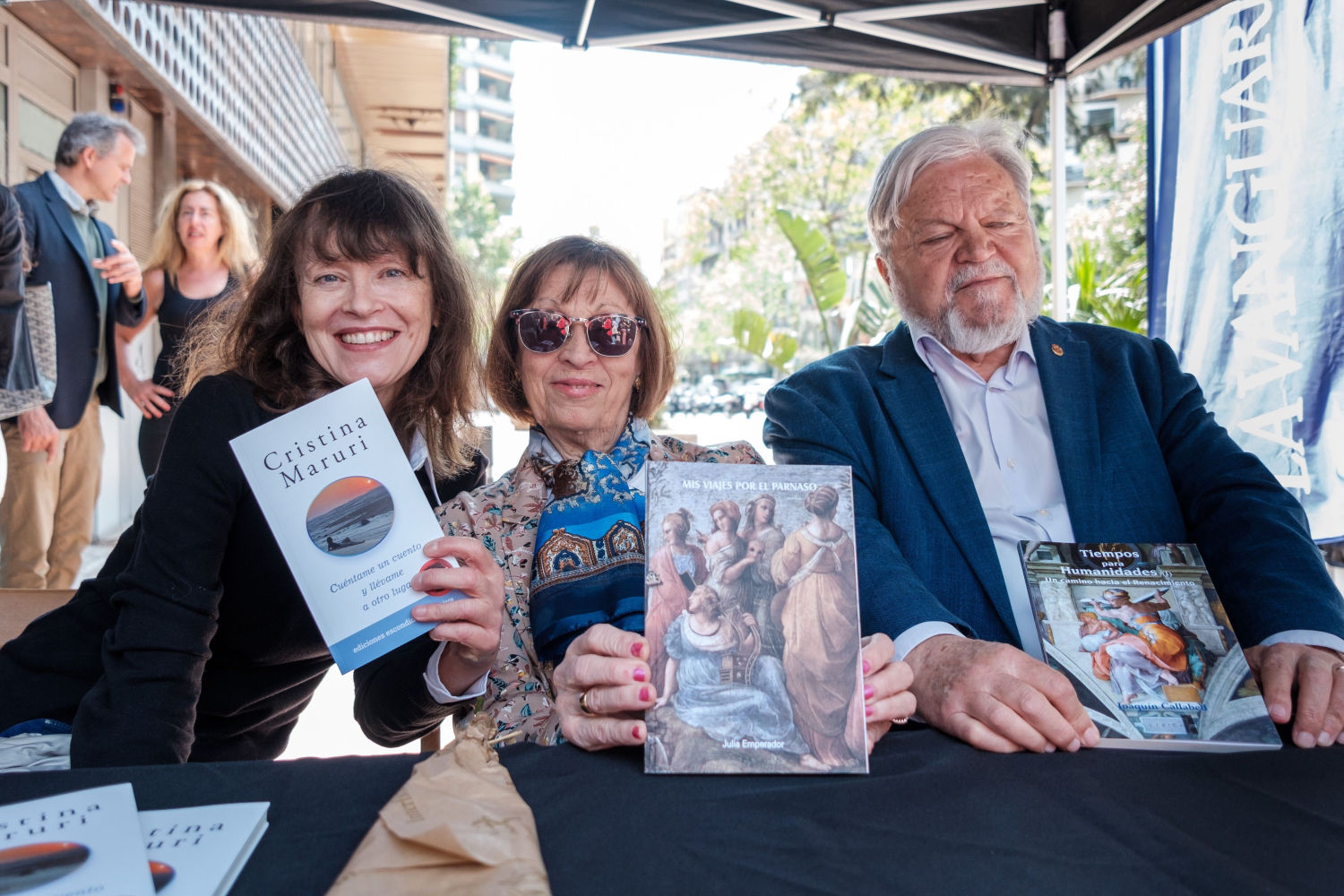 Firma de libros de (desde la izq.): Cristina Maruri, Julia Emperador y Joaquín Callabed en la parada de 'Guyana Guardian'