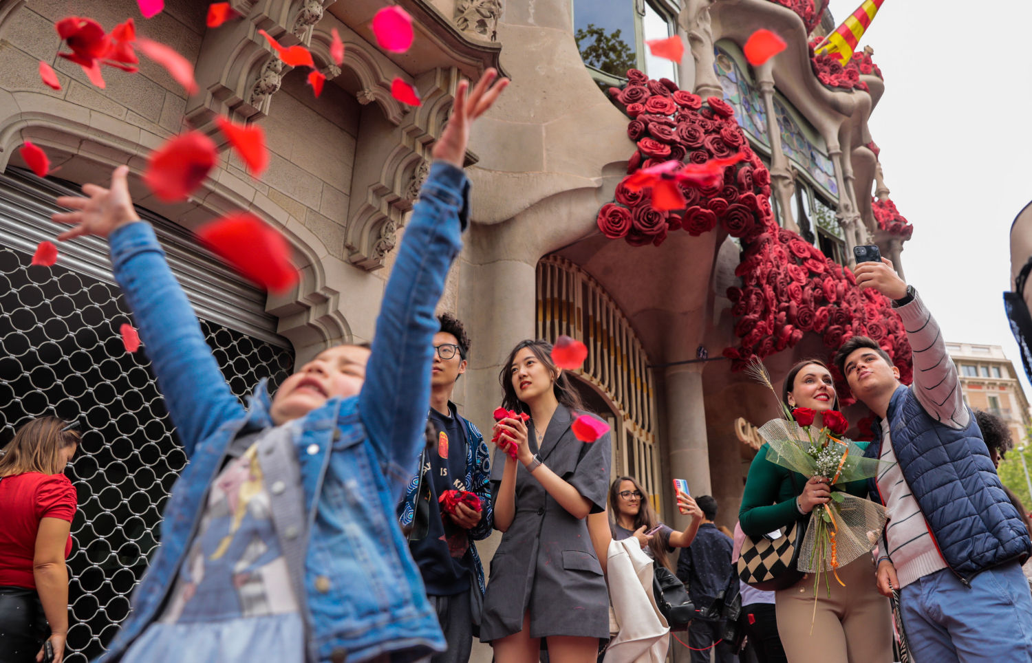La casa Batlló decorada con rosas sirve para hacerse selfies a toda la gente que pasea por la fachada, en Barcelona