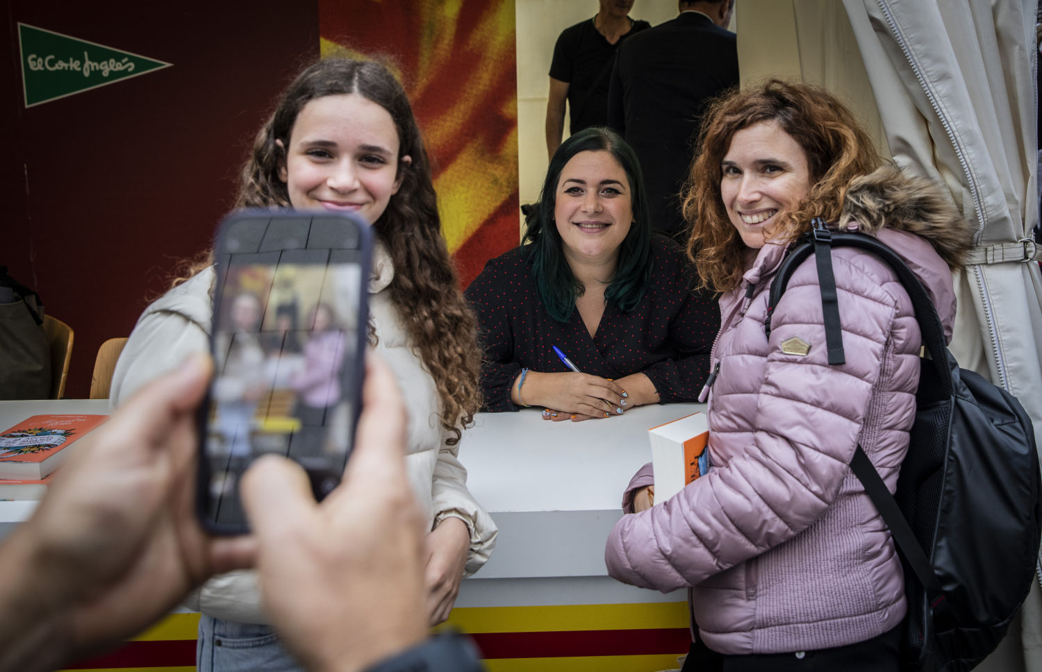 Dos lectoras se hacen una foto con Elisabet Benavent, en Barcelona