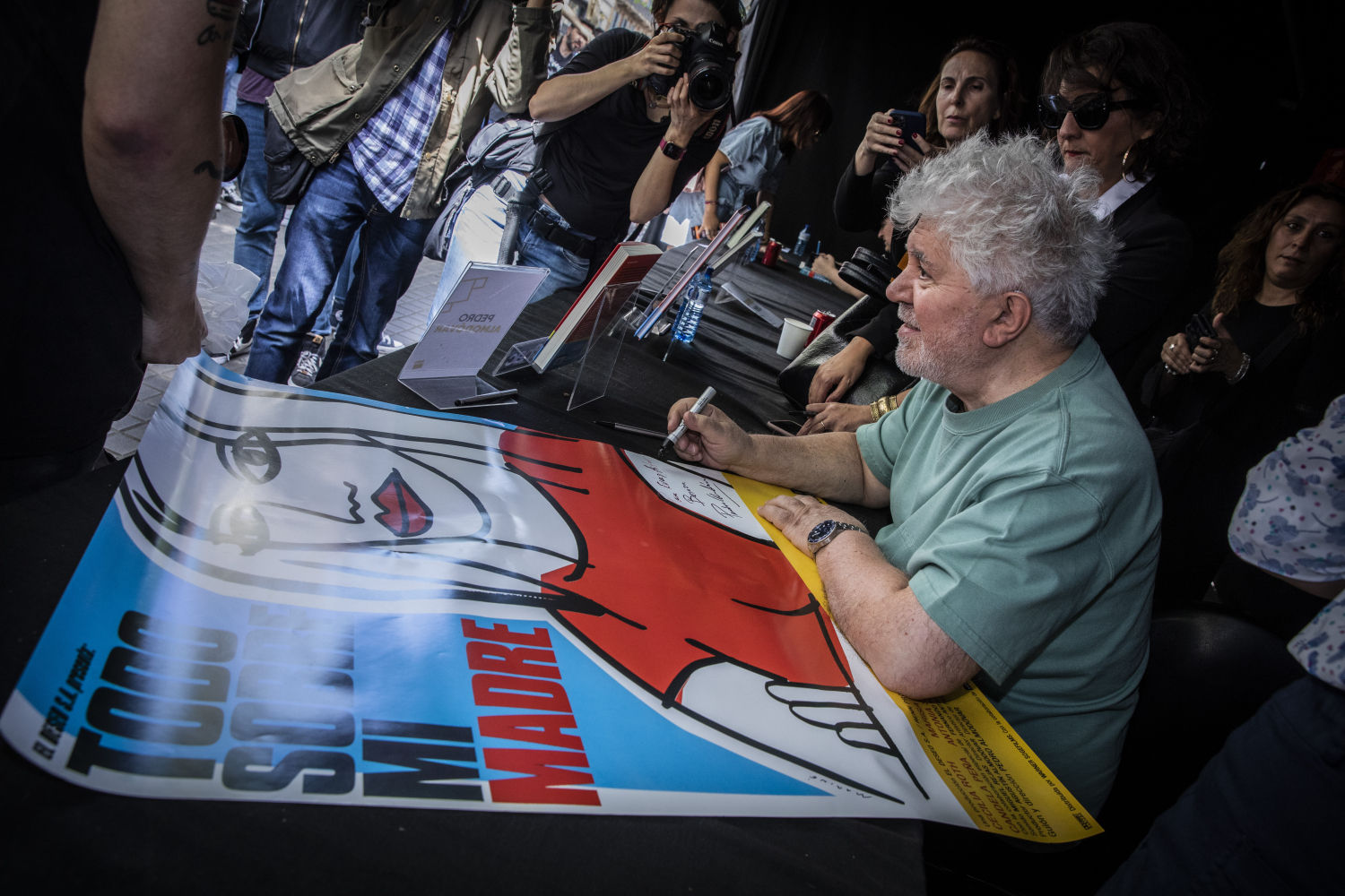 Pedro Almodóvar firma un póster de su película 'Todo sobre mi madre' en Barcelona