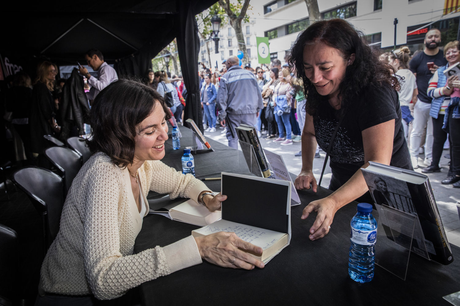 Cristina Campos con una de sus lectoras en Barcelona