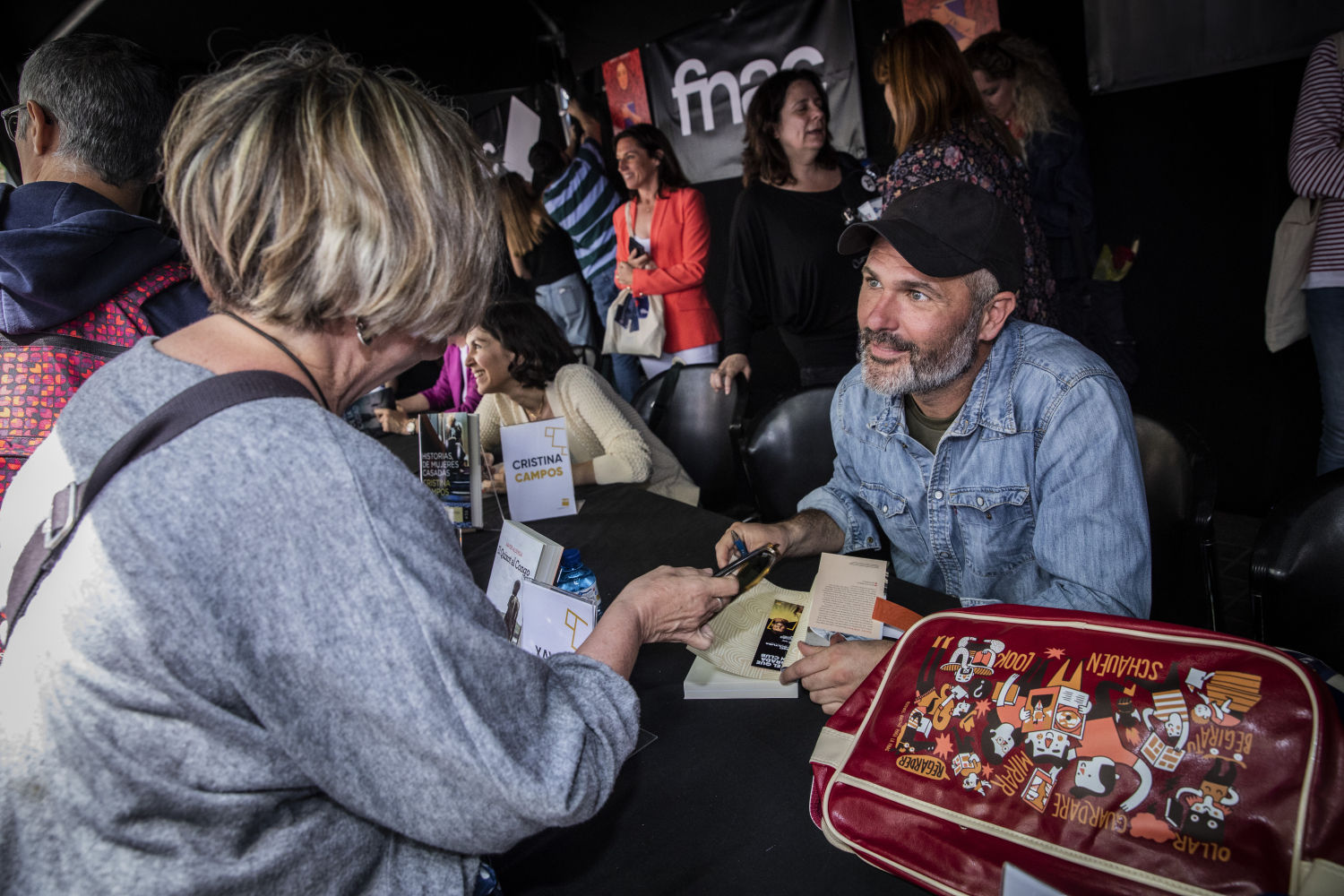 El periodista Xavier Aldekoa habla con una de sus lectoras