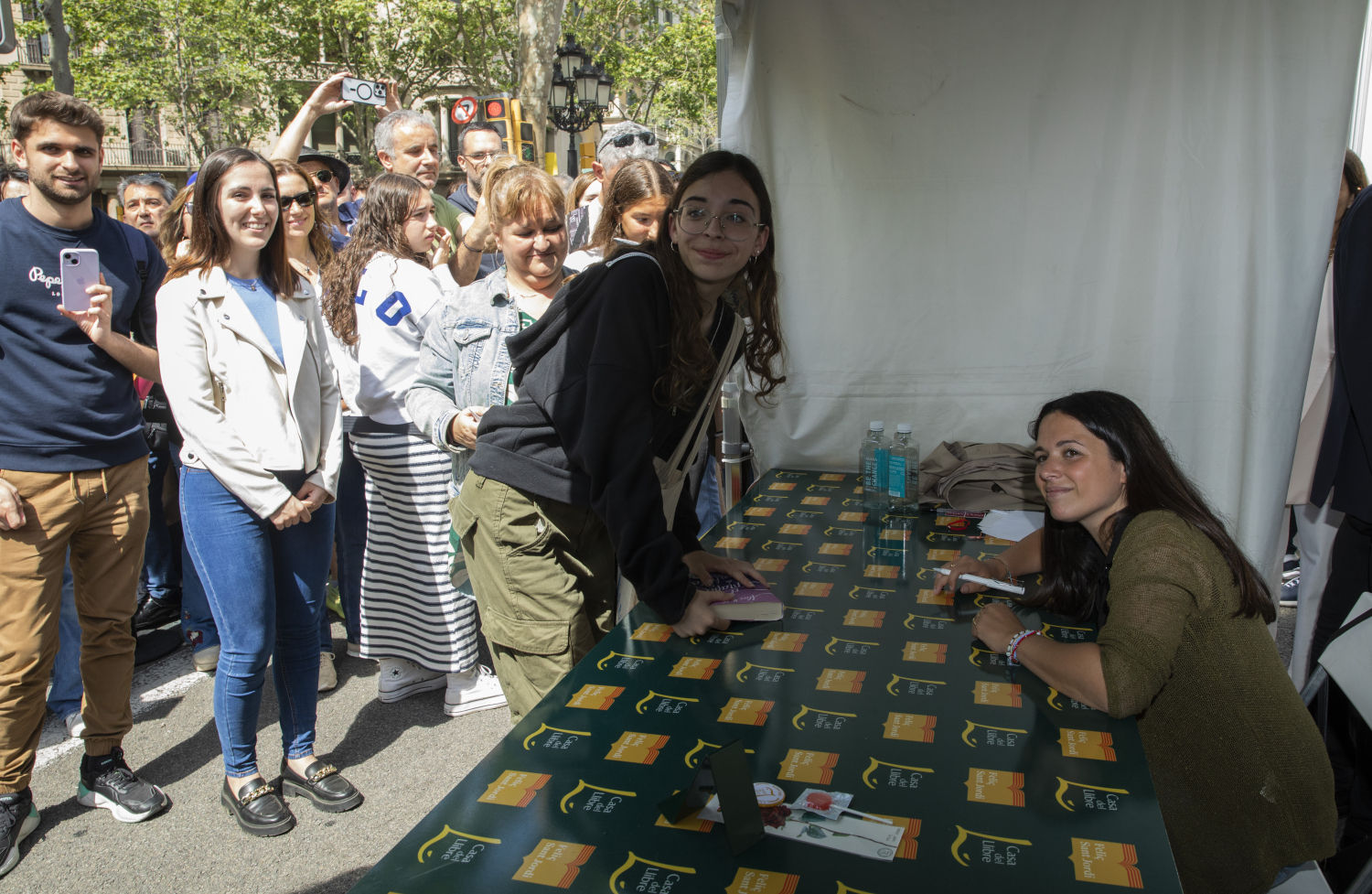 Cola de la calle Consell de Cent a Gran Vía pera la firma del libro de Alice Kellen