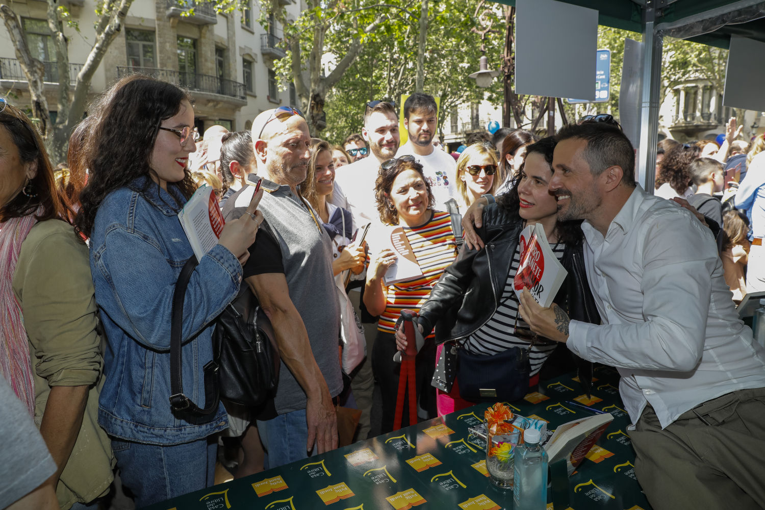 Curro Cañete se hace una foto con una de sus lectoras