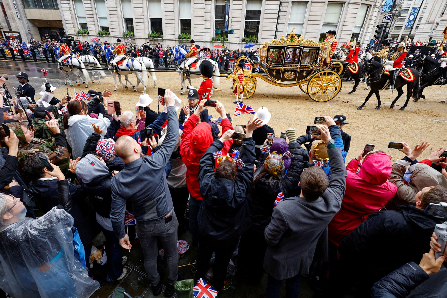 El rey Carlos y la reina Camila, en el carruaje Jubileo del Diamante, recorren la calle Whitehall antes de la ceremonia de coronación